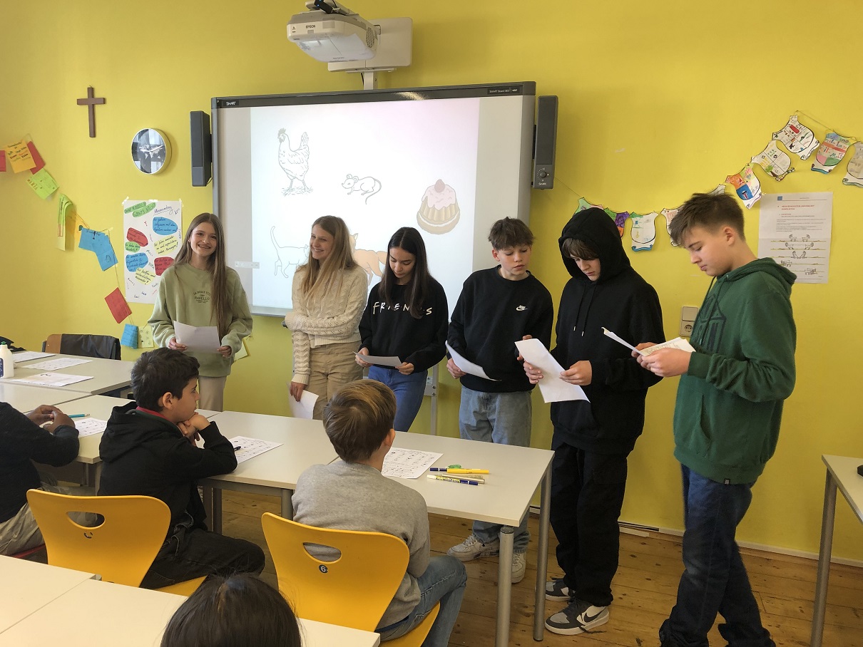 Hello and welcome: die Volksschule zu Besuch in der 3B