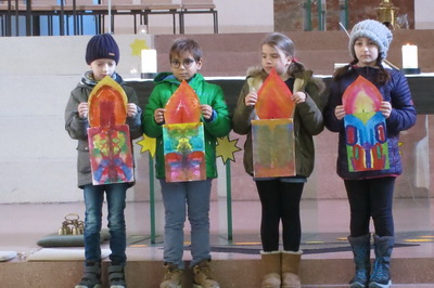 kinder_tragen_kerzen